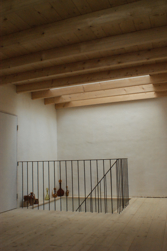 Murs en enduit d'argile et poutres apparentes — Maison Charmillot, Grandval