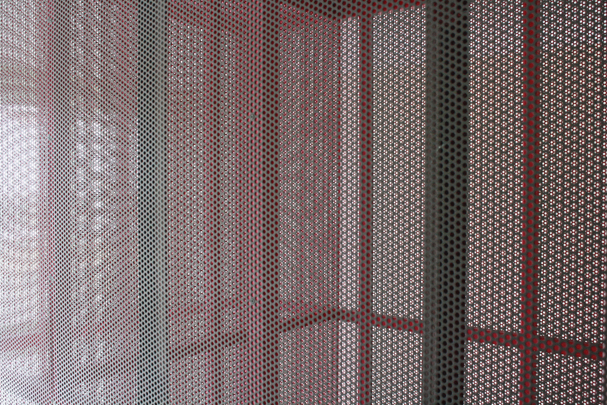 Façade en tôle perforée — École primaire, Bassecourt