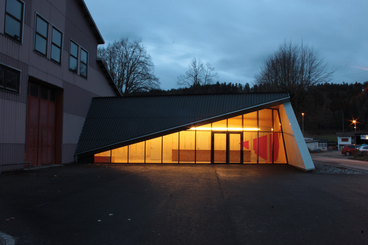 Halle vitrée illuminée au crépuscule — Halle des fêtes, Bassecourt