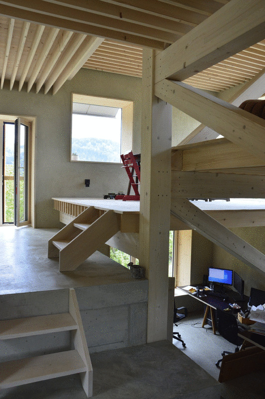 Charpente en bois clair et béton — Maison en paille-argile, Mervelier